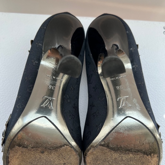 Louis Vuitton - Vintage Logo Monogram Pumps in Patent Leather/Satin/Charms Sz 38 - Picture 13 of 16
